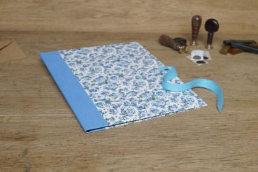 Dokumentenmappe mit hellblauem Schleifenband zum Binden